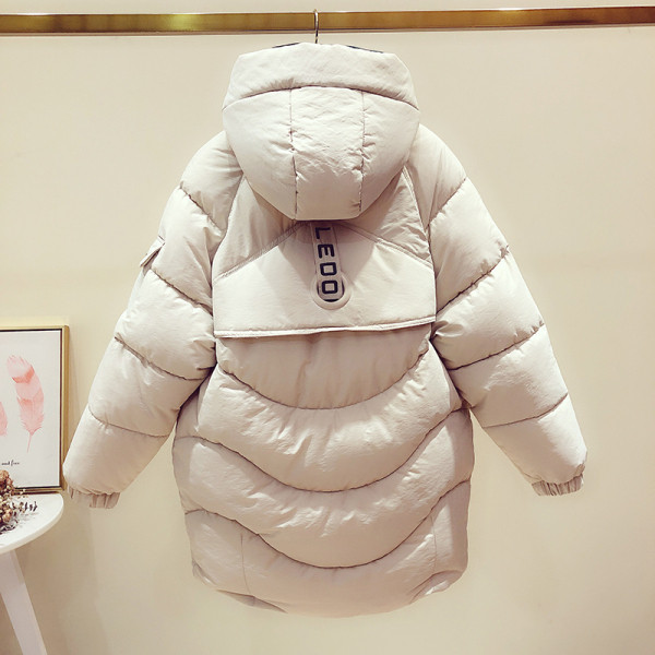 Női téli kabát kapucnival, a zsebén fekete, zöld és fehér felirattal