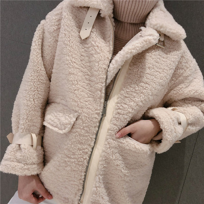 Női pehelykabát cipzárral és övvel az ujjakon fehér, barna és zöld színben