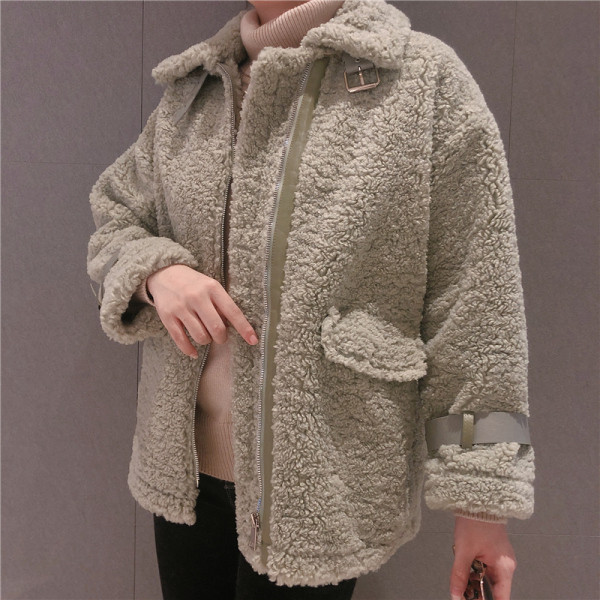 Női pehelykabát cipzárral és övvel az ujjakon fehér, barna és zöld színben