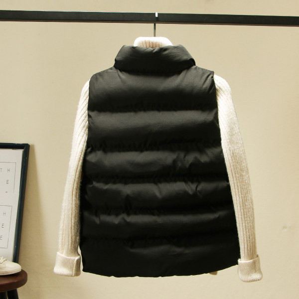 Női alkalmi mellény kerek nyakkivágással, fekete-fehér színben