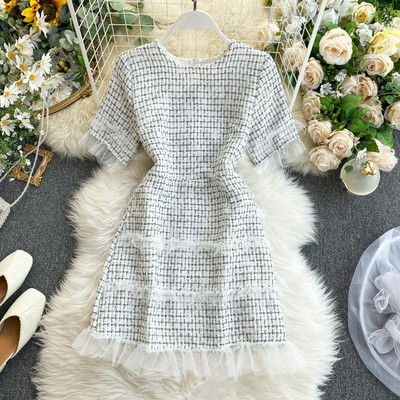 Aktuális női ruha ovális nyakkivágással, rövid ujjal, tüllből