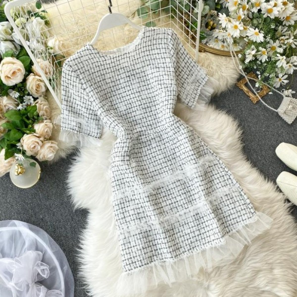 Aktuális női ruha ovális nyakkivágással, rövid ujjal, tüllből