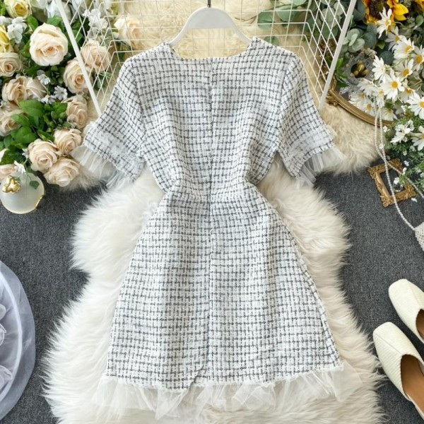 Aktuális női ruha ovális nyakkivágással, rövid ujjal, tüllből