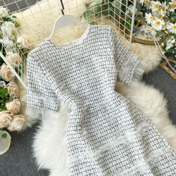 Aktuális női ruha ovális nyakkivágással, rövid ujjal, tüllből