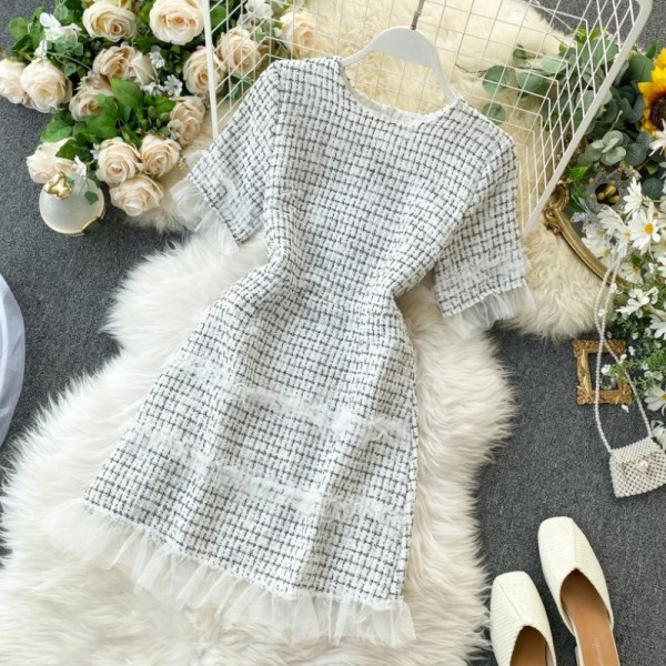 Aktuális női ruha ovális nyakkivágással, rövid ujjal, tüllből