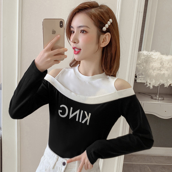 Női blúz Karcsú modell fehér, fekete és zöld színben, felirattal, csupasz vállakkal