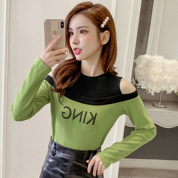 Női blúz Karcsú modell fehér, fekete és zöld színben, felirattal, csupasz vállakkal