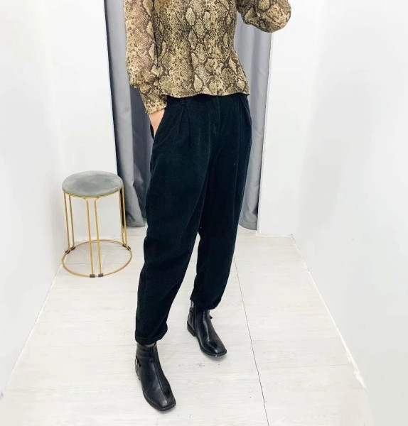 Női alkalmi kordbársony nadrág fekete színben, magas derékkal és zsebekkel