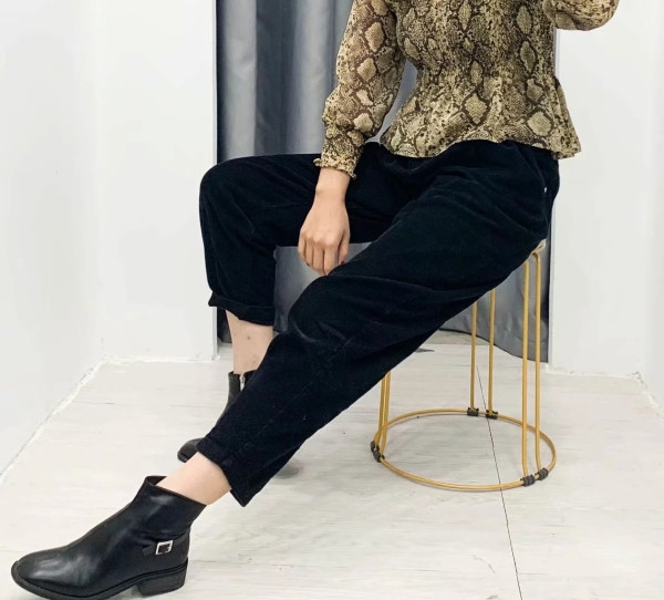 Női alkalmi kordbársony nadrág fekete színben, magas derékkal és zsebekkel