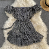 Modern női ruha kövekkel és szürke övvel