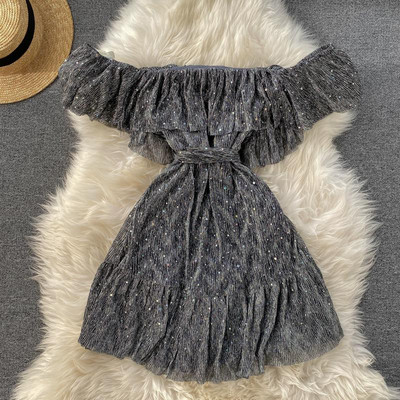 Modern női ruha kövekkel és szürke övvel