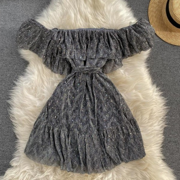 Modern női ruha kövekkel és szürke övvel