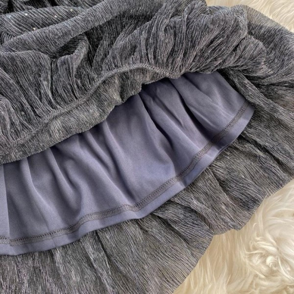 Modern női ruha kövekkel és szürke övvel