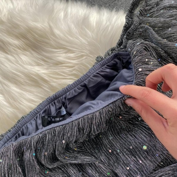 Modern női ruha kövekkel és szürke övvel