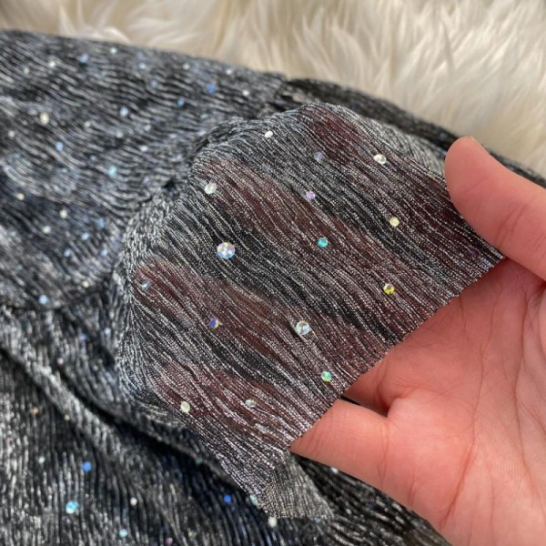 Modern női ruha kövekkel és szürke övvel