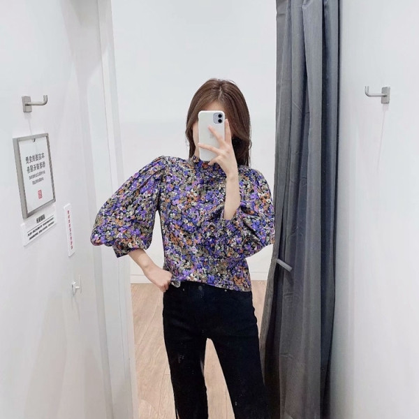 Bluza casual de dama cu maneci bufante de culoare albastra cu model floral