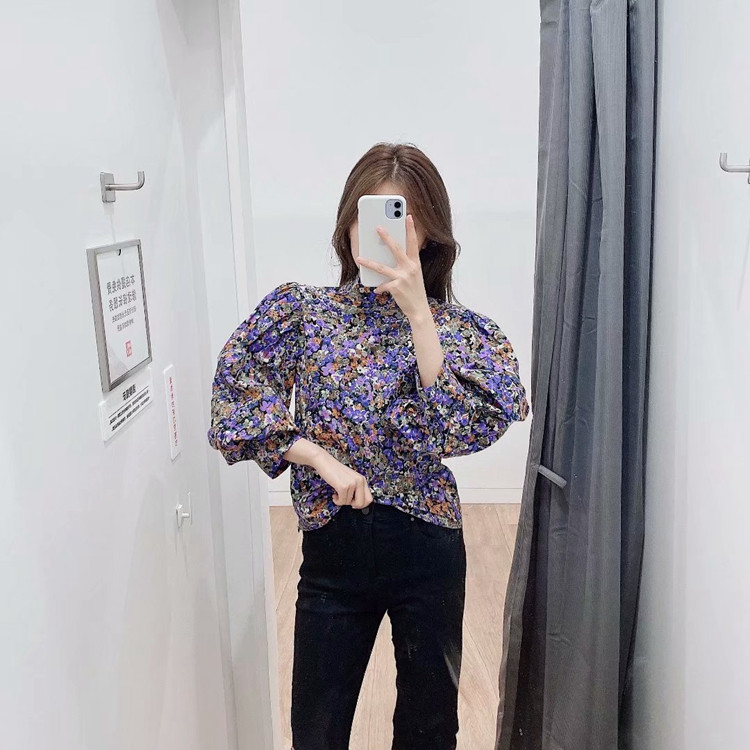 Bluza casual de dama cu maneci bufante de culoare albastra cu model floral