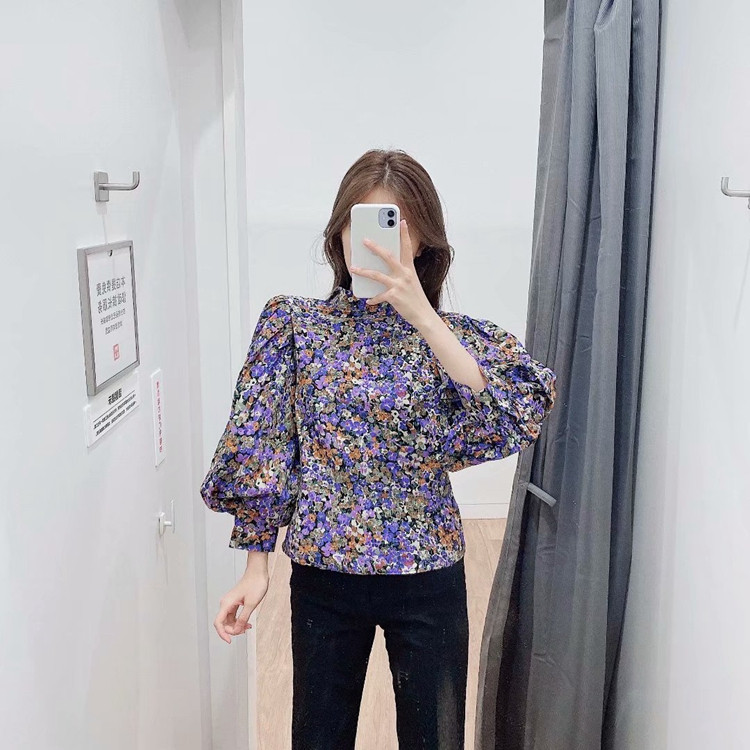 Bluza casual de dama cu maneci bufante de culoare albastra cu model floral