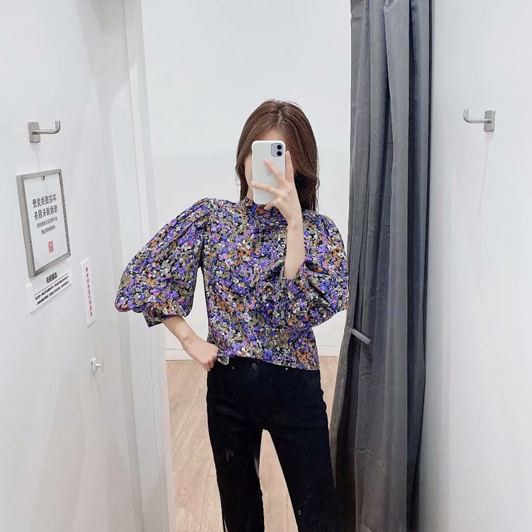 Bluza casual de dama cu maneci bufante de culoare albastra cu model floral