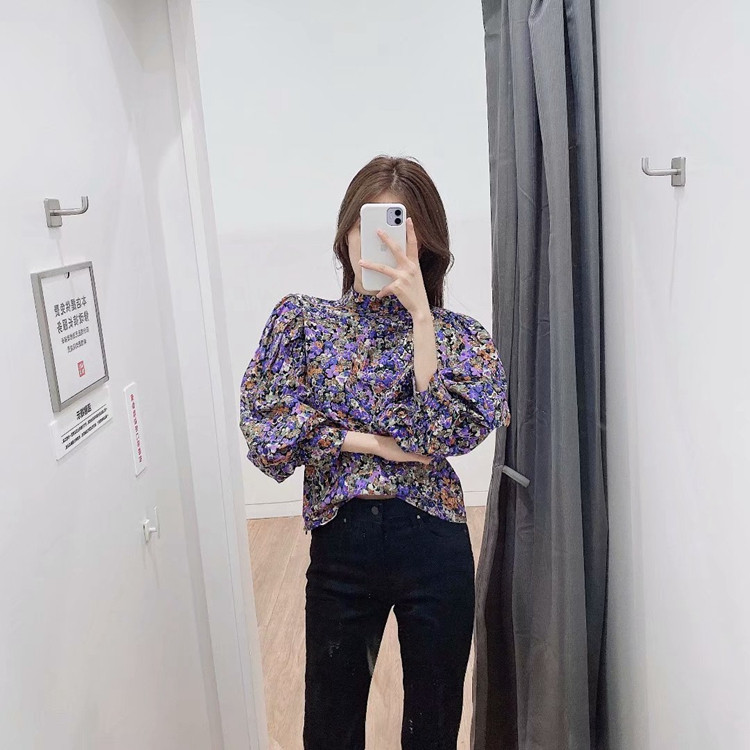 Bluza casual de dama cu maneci bufante de culoare albastra cu model floral