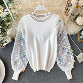 Νέο μοντέλο γυναικείο πουλόβερ με μανίκια με τούλι και πούλιες σε λευκό και μαύρο χρώμα