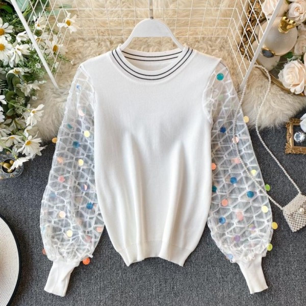 Νέο μοντέλο γυναικείο πουλόβερ με μανίκια με τούλι και πούλιες σε λευκό και μαύρο χρώμα