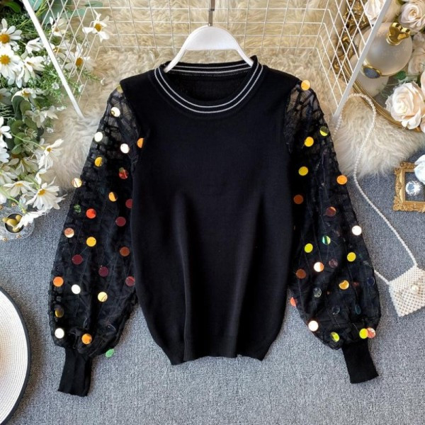 Νέο μοντέλο γυναικείο πουλόβερ με μανίκια με τούλι και πούλιες σε λευκό και μαύρο χρώμα