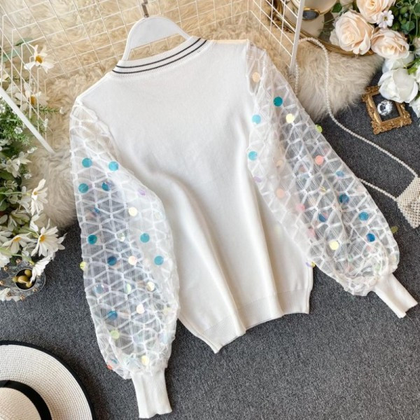 Νέο μοντέλο γυναικείο πουλόβερ με μανίκια με τούλι και πούλιες σε λευκό και μαύρο χρώμα