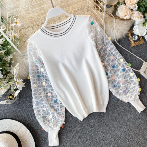 Νέο μοντέλο γυναικείο πουλόβερ με μανίκια με τούλι και πούλιες σε λευκό και μαύρο χρώμα