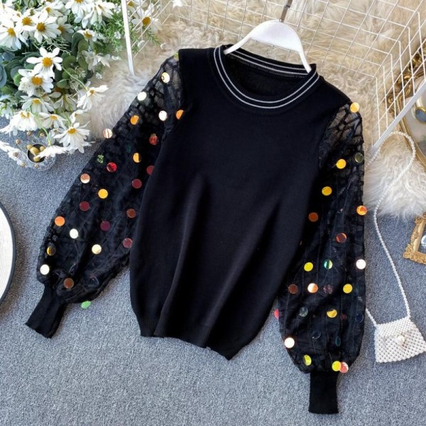 Νέο μοντέλο γυναικείο πουλόβερ με μανίκια με τούλι και πούλιες σε λευκό και μαύρο χρώμα