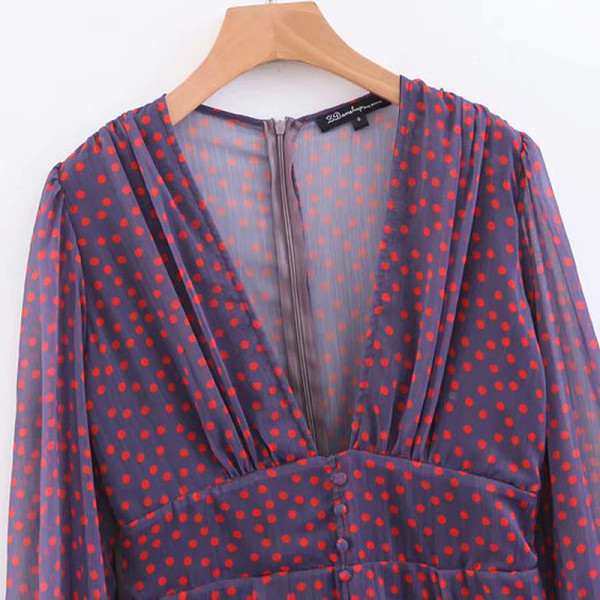 Modern rövid ruha mély V-nyakkal és hosszú, kék pöttyös tüll ujjakkal