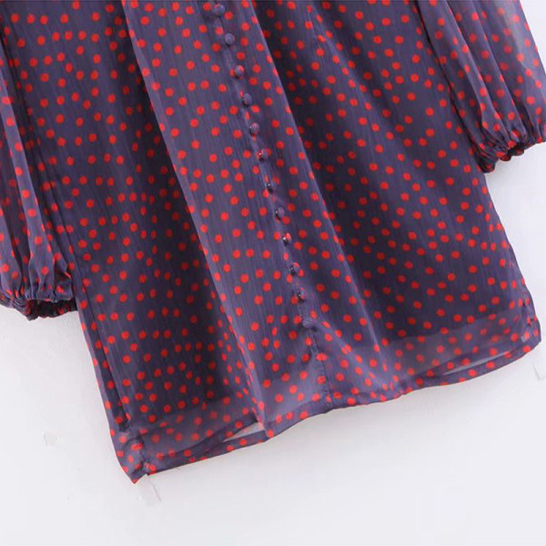 Modern rövid ruha mély V-nyakkal és hosszú, kék pöttyös tüll ujjakkal