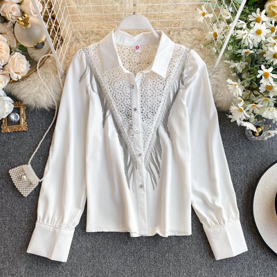 Modern női ing klasszikus gallérral, csipkével és gombokkal fehér és fekete színben