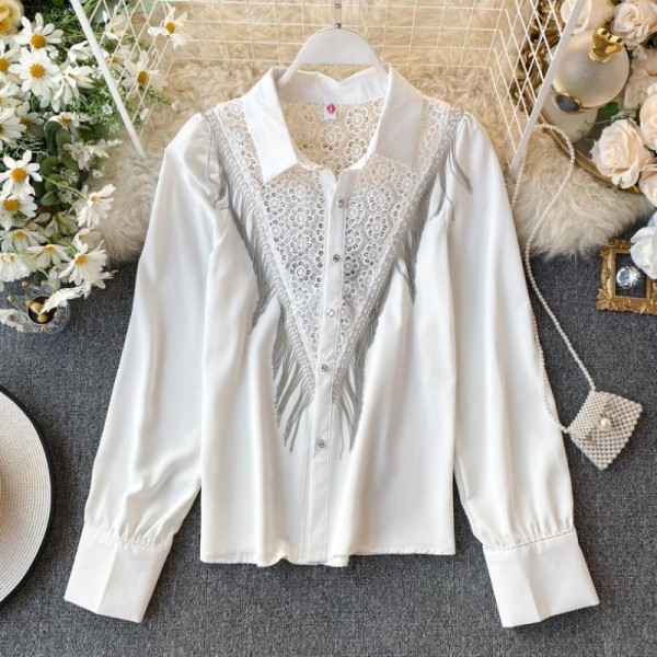 Modern női ing klasszikus gallérral, csipkével és gombokkal fehér és fekete színben