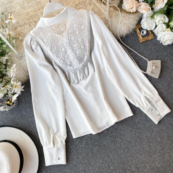 Modern női ing klasszikus gallérral, csipkével és gombokkal fehér és fekete színben