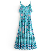 Hosszú szabású nyári ruha fürtökkel és vékony kék pántokkal