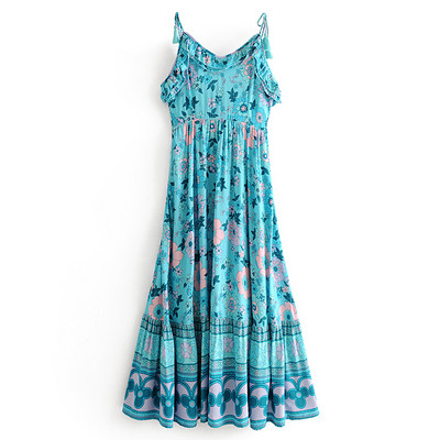 Hosszú szabású nyári ruha fürtökkel és vékony kék pántokkal