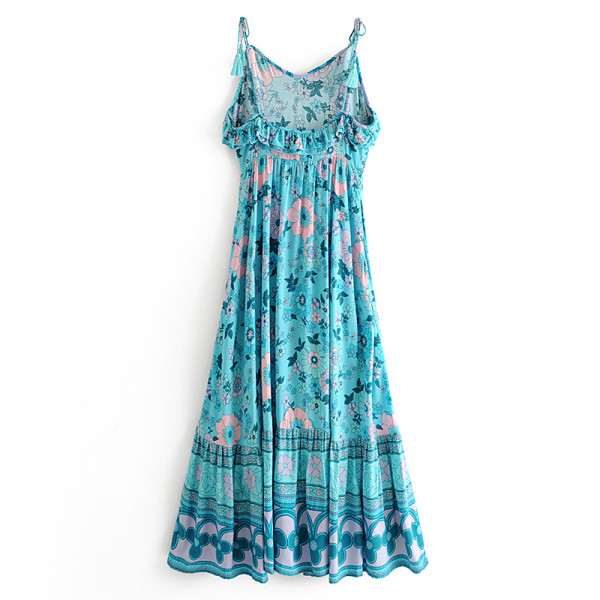 Hosszú szabású nyári ruha fürtökkel és vékony kék pántokkal