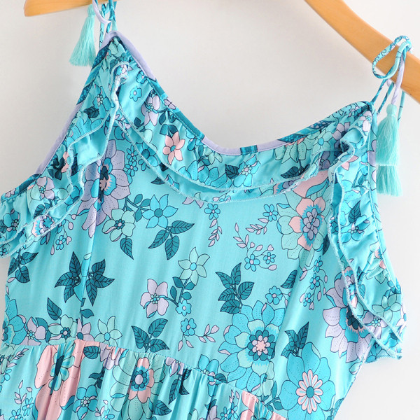 Hosszú szabású nyári ruha fürtökkel és vékony kék pántokkal