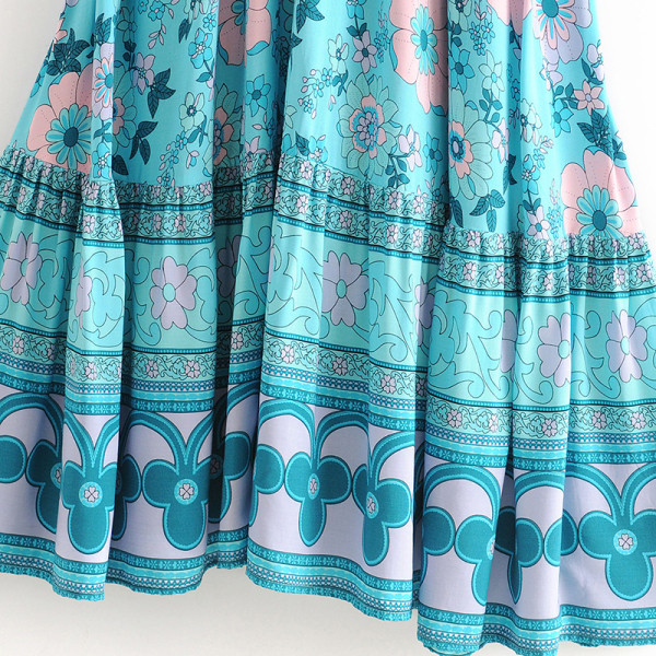 Hosszú szabású nyári ruha fürtökkel és vékony kék pántokkal