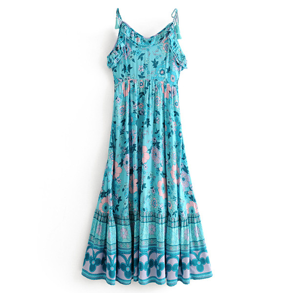 Hosszú szabású nyári ruha fürtökkel és vékony kék pántokkal