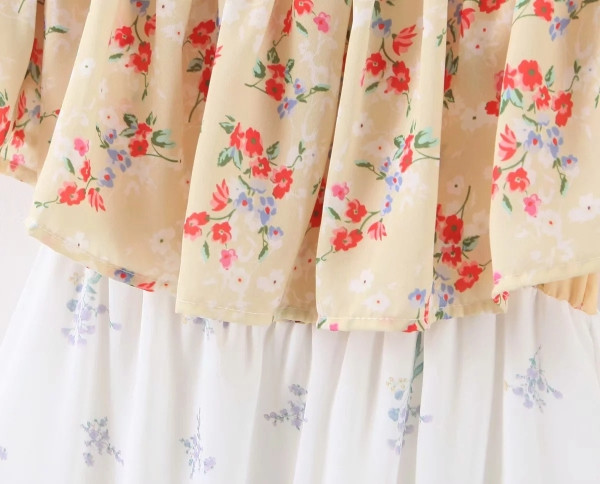 Női tavaszi-nyári rövid ruha csupasz vállval, kék és színes mintával