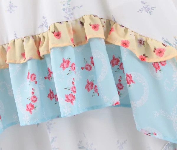 Női tavaszi-nyári rövid ruha csupasz vállval, kék és színes mintával