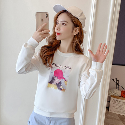 Női blúz fehér, narancssárga és zöld színben, rátéttel és kerek nyakkivágással