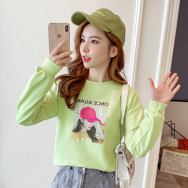 Női blúz fehér, narancssárga és zöld színben, rátéttel és kerek nyakkivágással