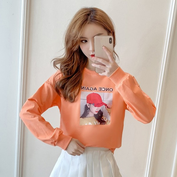 Női blúz fehér, narancssárga és zöld színben, rátéttel és kerek nyakkivágással