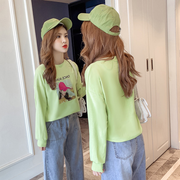 Női blúz fehér, narancssárga és zöld színben, rátéttel és kerek nyakkivágással