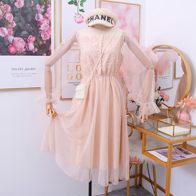 Új modell női ruha hímzéssel, gombokkal és tüll fehér, rózsaszín és bézs színekben