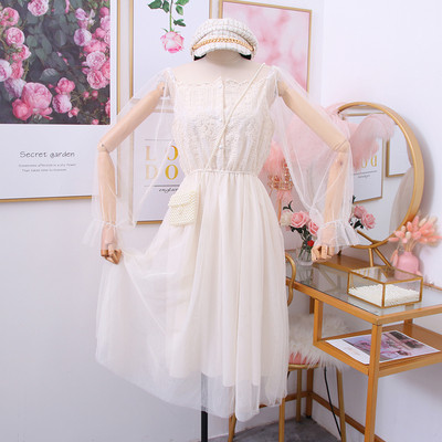 Új modell női ruha hímzéssel, gombokkal és tüll fehér, rózsaszín és bézs színekben