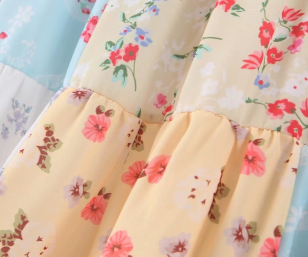 Női ruha szabású modell V-nyakkal, fűzős kék és mintás mintával